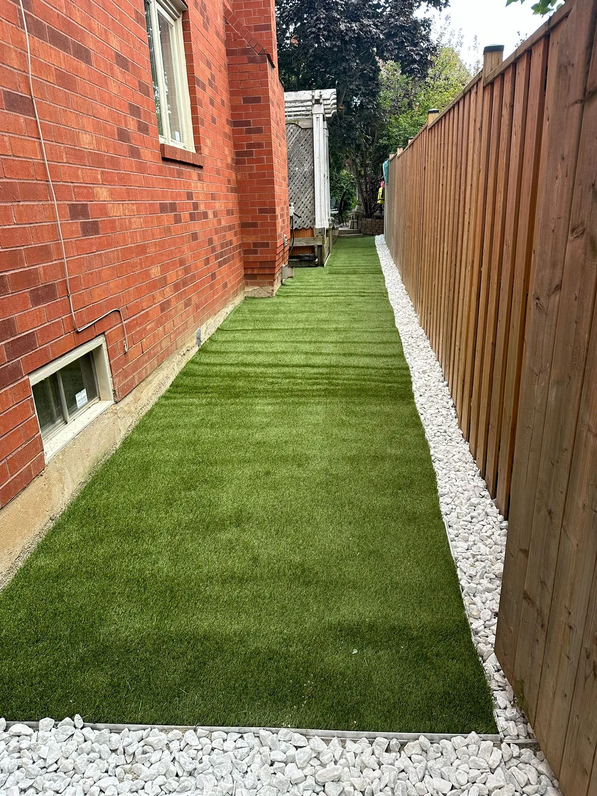 Interlocking driveway with contrasting border