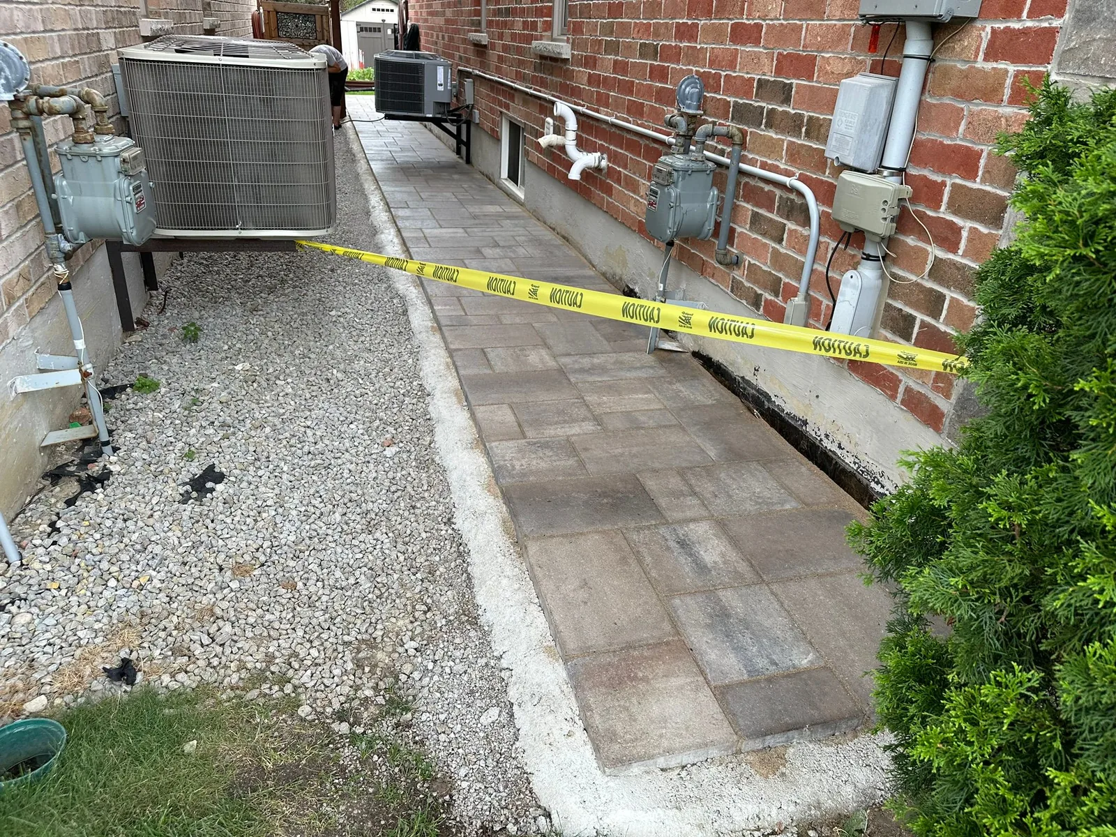Interlocking driveway with decorative border